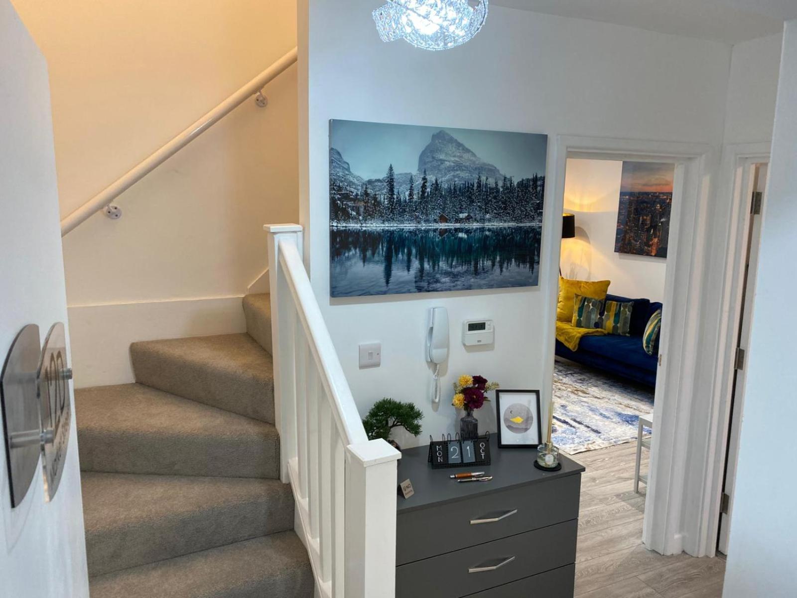 Stylish Apartment In Watford Экстерьер фото