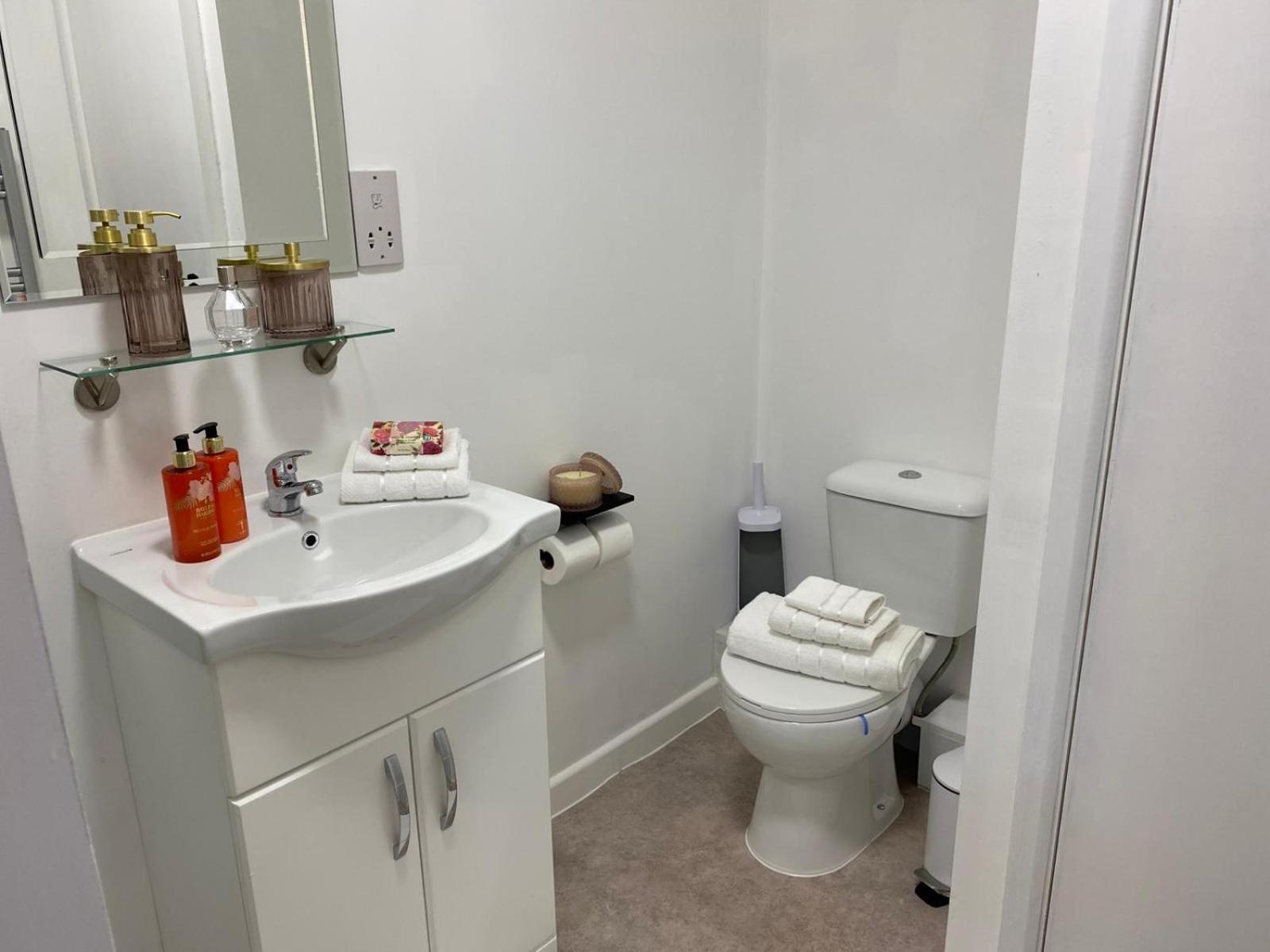 Stylish Apartment In Watford Экстерьер фото